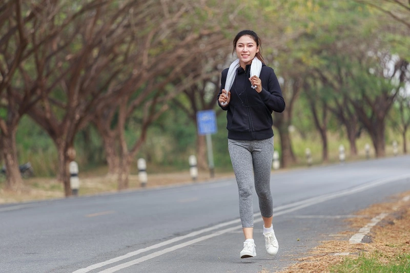 10 Manfaat Jogging Sore untuk Kesehatan Tubuh
