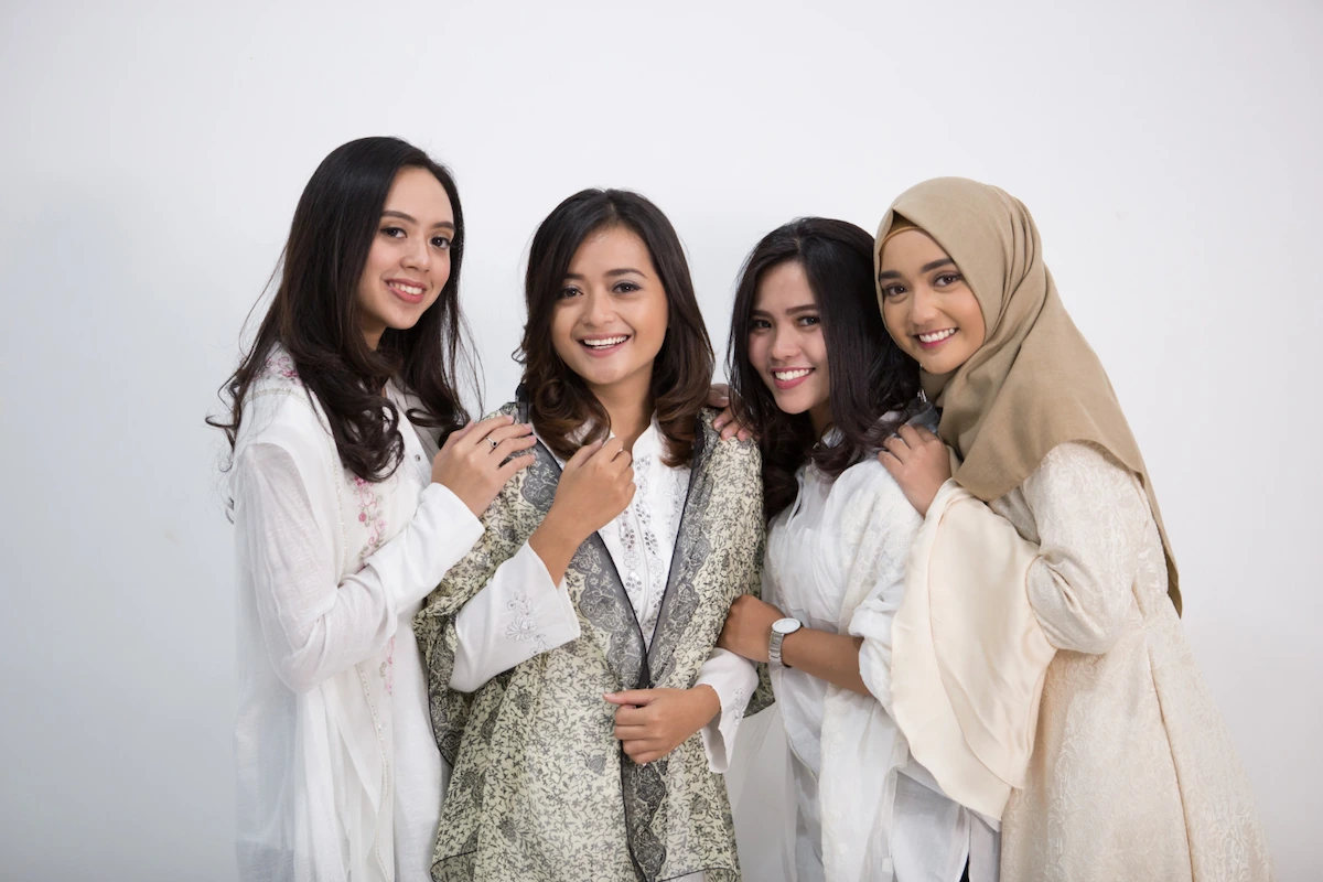 10 Inspirasi OOTD Gamis Putih Kekinian & Stylish