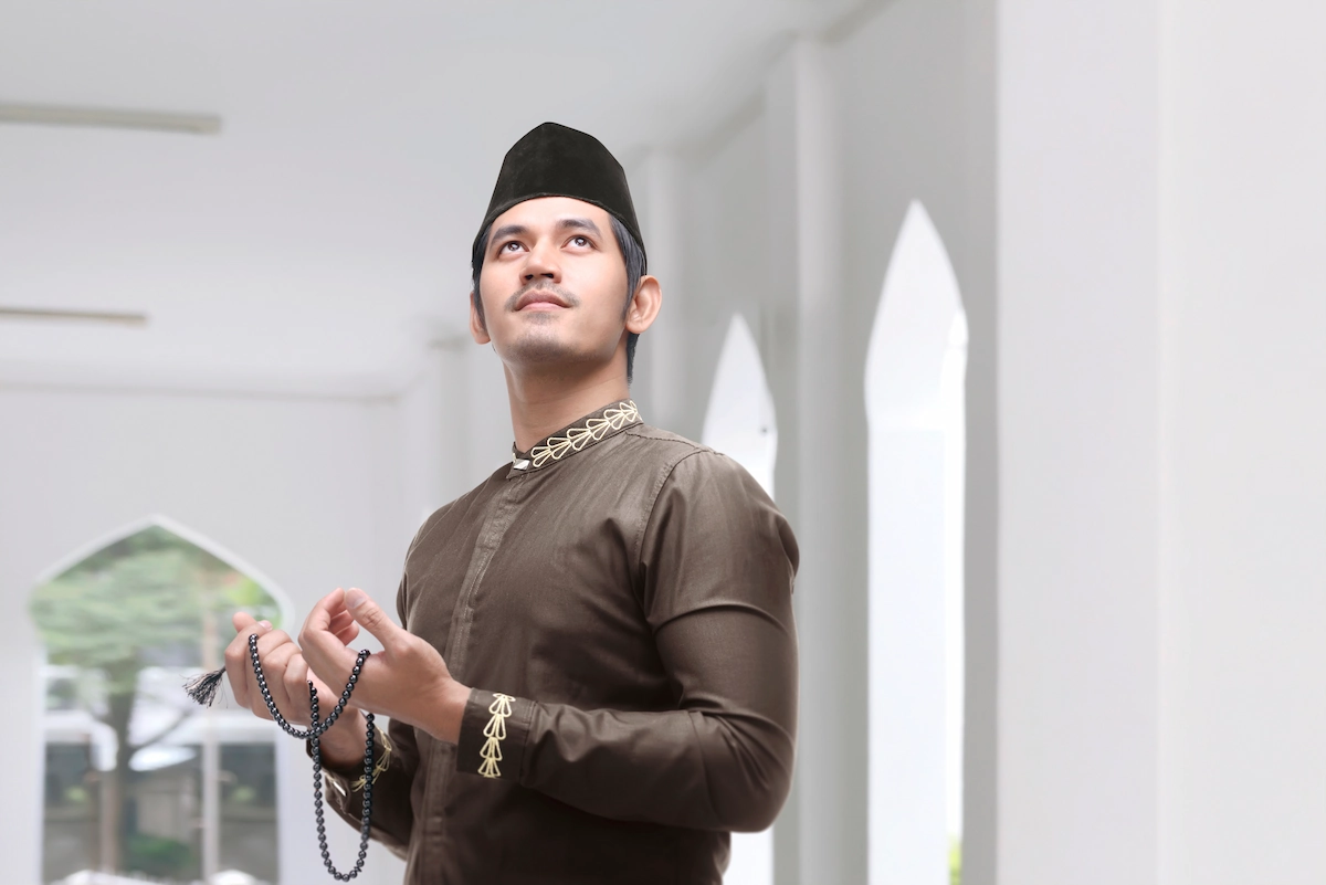 8 Inspirasi Outfit Bukber Pria yang Elegan