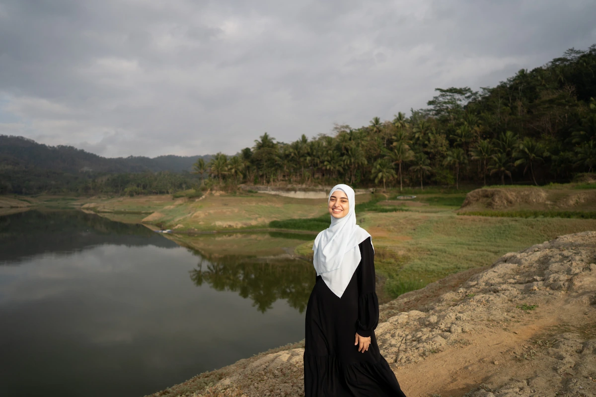 8 Rekomendasi Outfit Gamis Hitam untuk Tampil Elegan dan Modern!