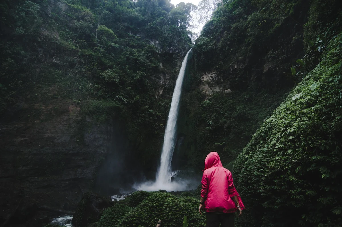 10 Ide Outfit ke Air Terjun yang Instagramable!