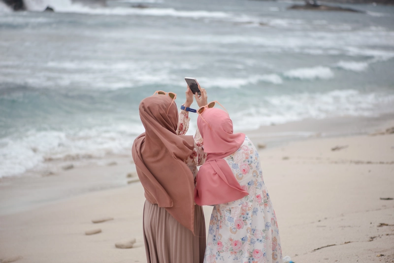 10 Ide Outfit ke Pantai Wanita Berhijab, Anti Gerah!
