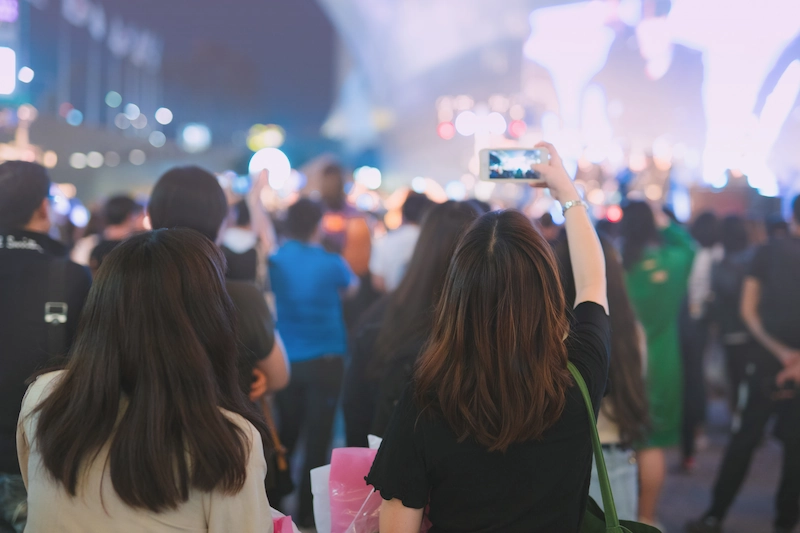 9 Outfit Nonton Konser Stylish dan Nyaman, Tanpa Ribet!