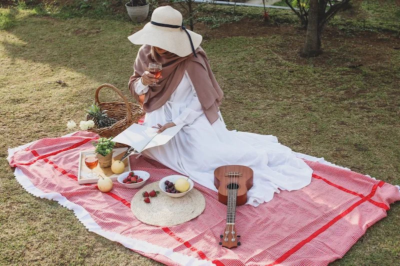 9 Inspirasi Outfit Piknik Hijab, Bikin Momen Lebih Estetik
