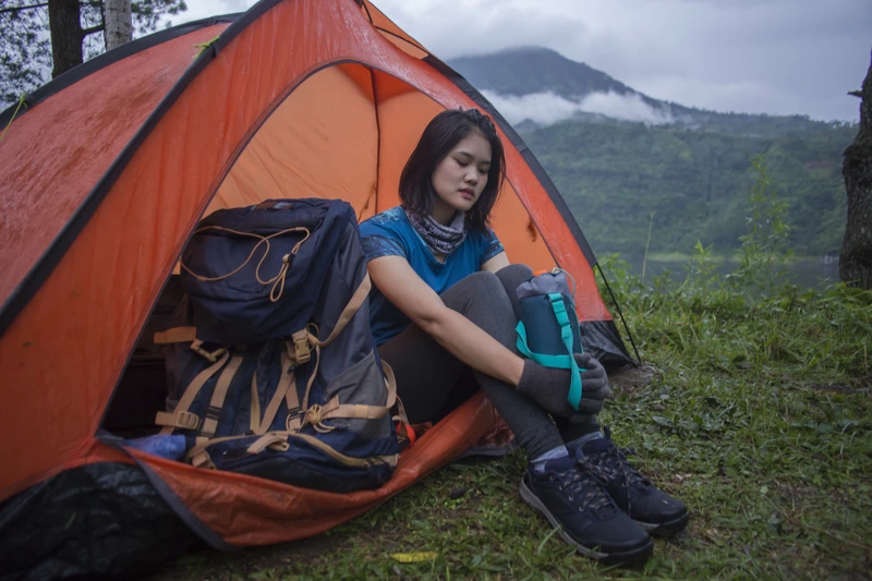 10 Peralatan Mendaki Gunung yang Wajib Dibawa