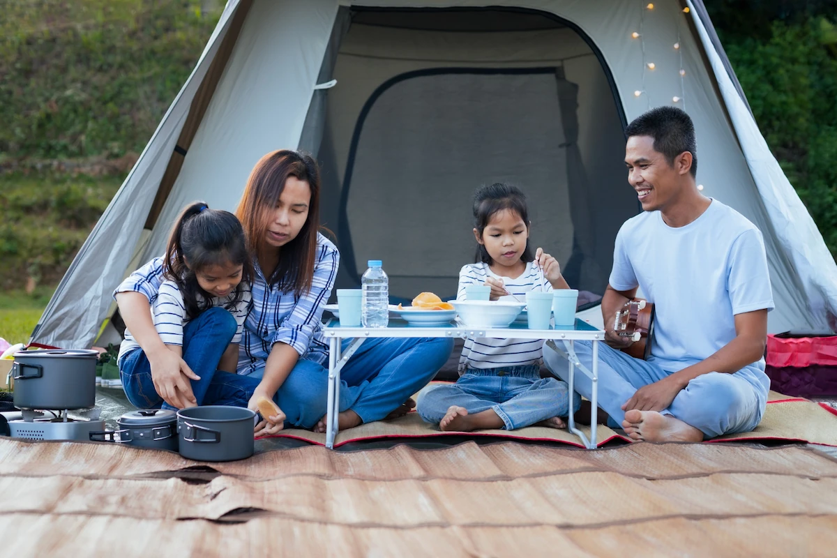 15 Perlengkapan Camping Keluarga yang Wajib Dibawa!
