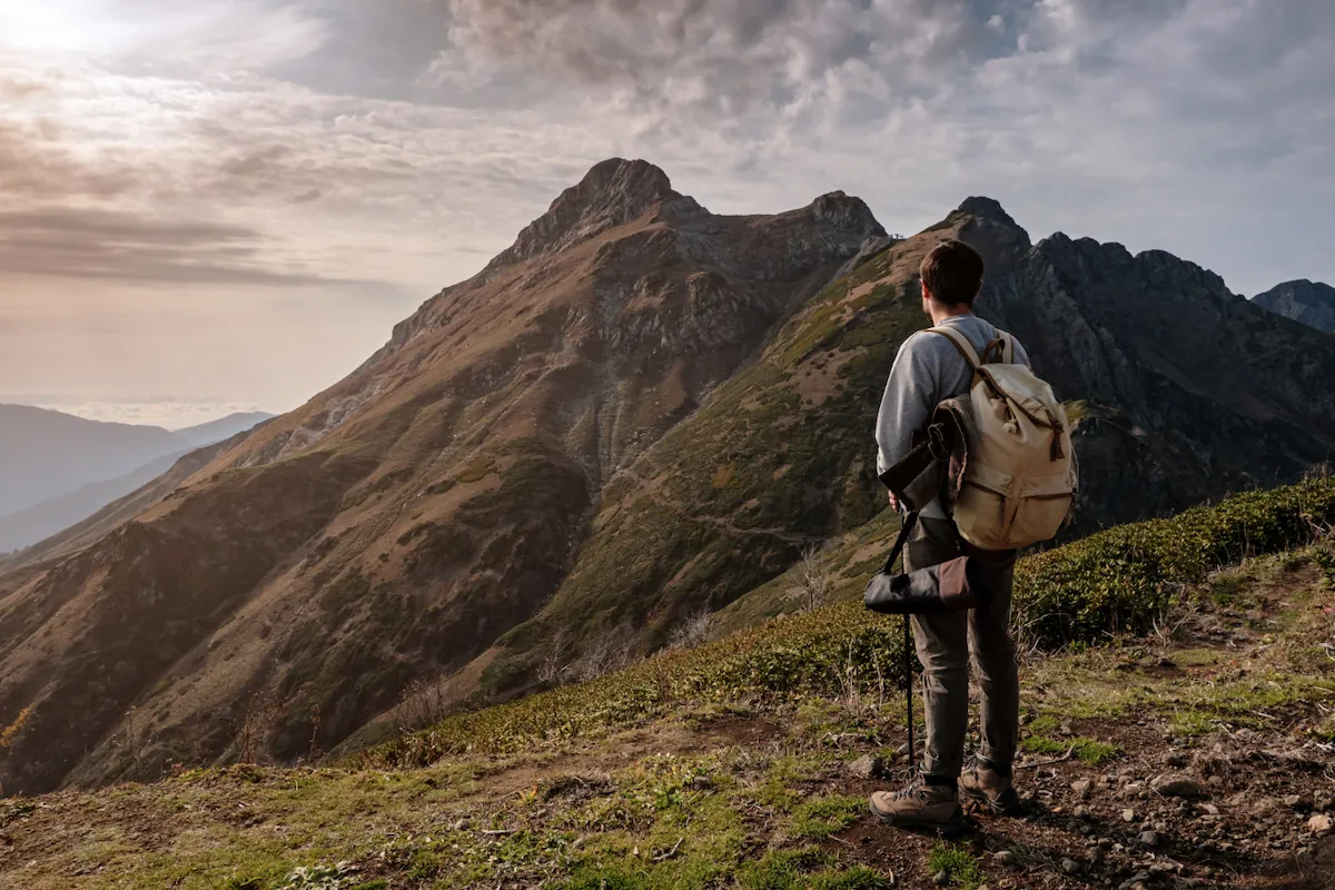 9 Perlengkapan Tektok Gunung yang Wajib Dibawa untuk Pemula
