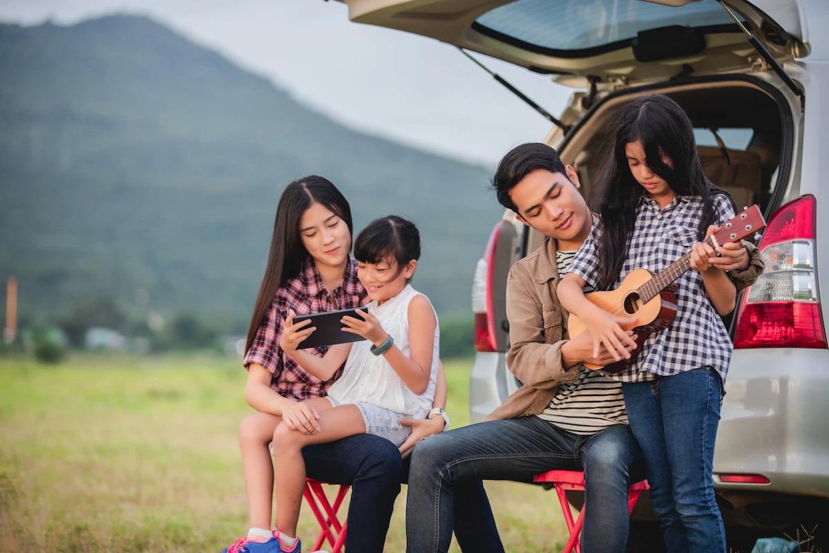 10 Perlengkapan Traveling Keluarga Agar Aman & Nyaman
