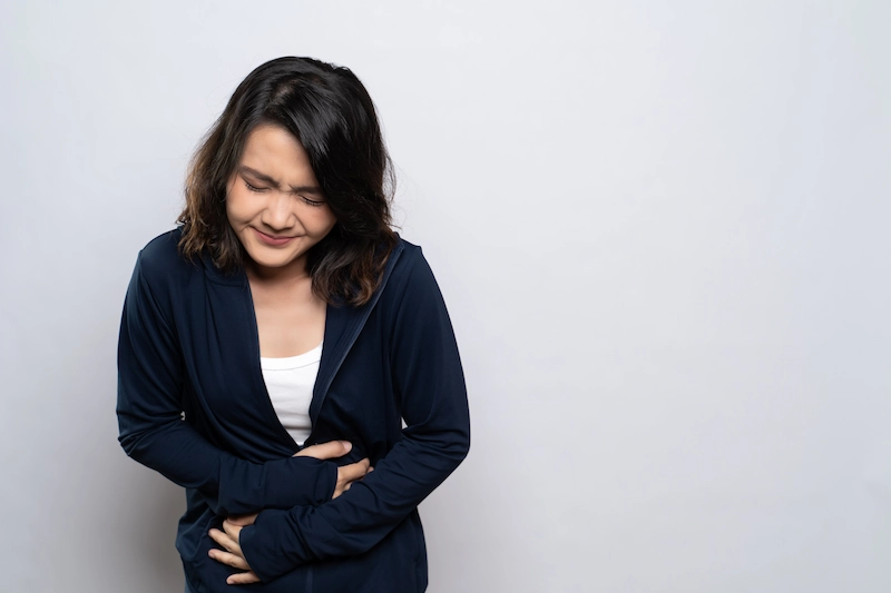 Perut Sakit Bagian Tengah? Ini Penyebab & Cara Mengatasinya
