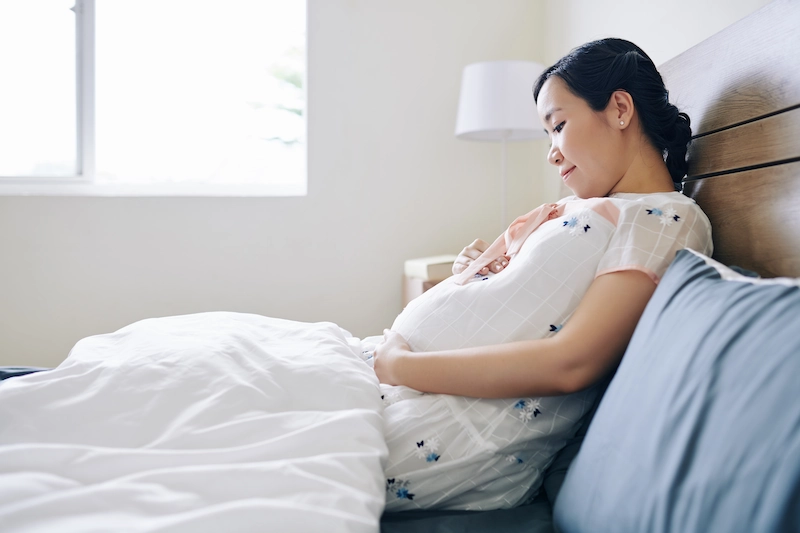 5 Posisi Tidur untuk Mengurangi Mual Saat Hamil Muda