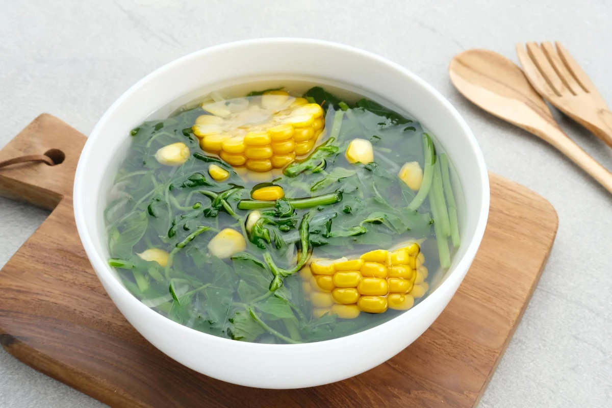 Resep Sayur Bening Bayam Jagung, Bagus untuk Pencernaan!