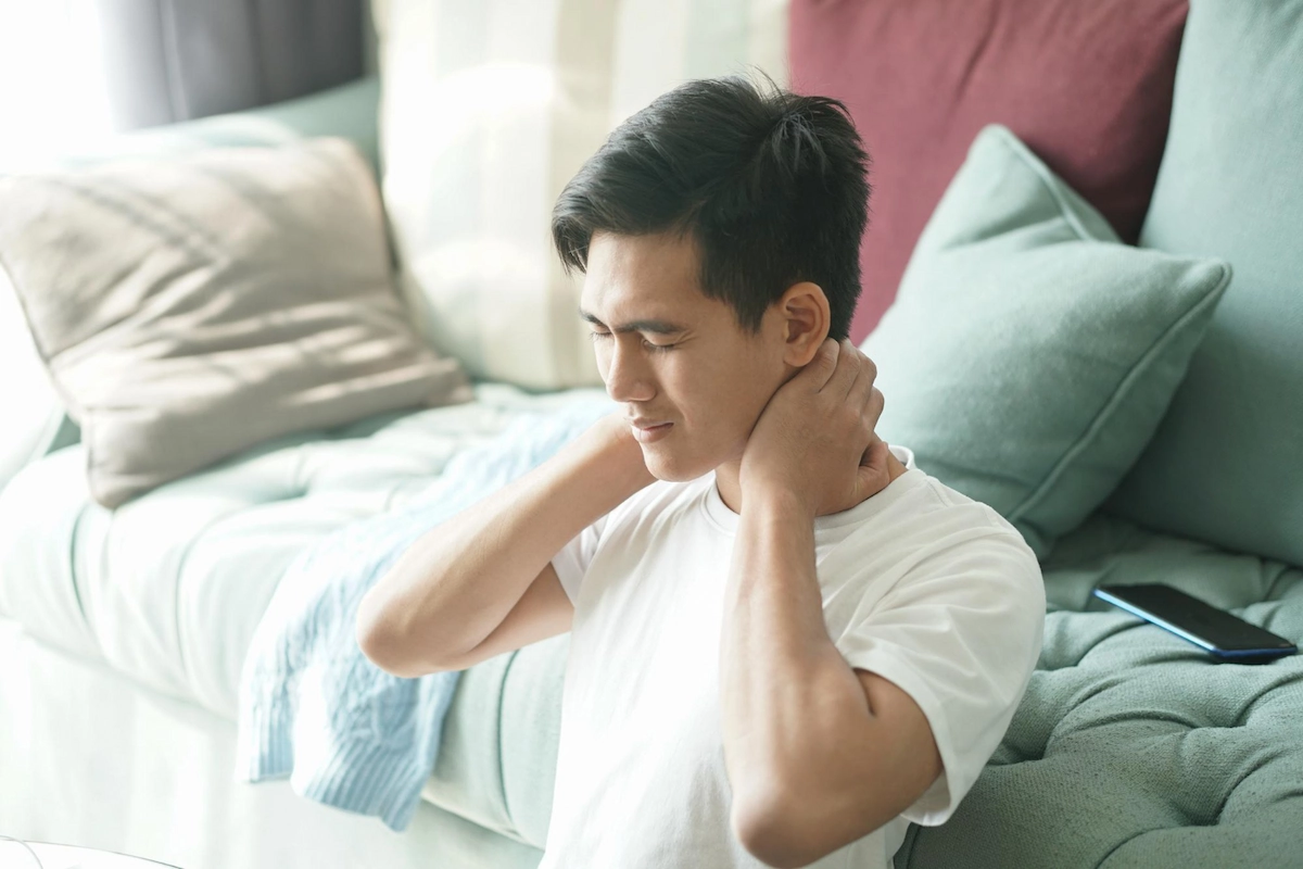 Suara Serak Tapi Tenggorokan Tidak Sakit? Ini Penyebabnya!