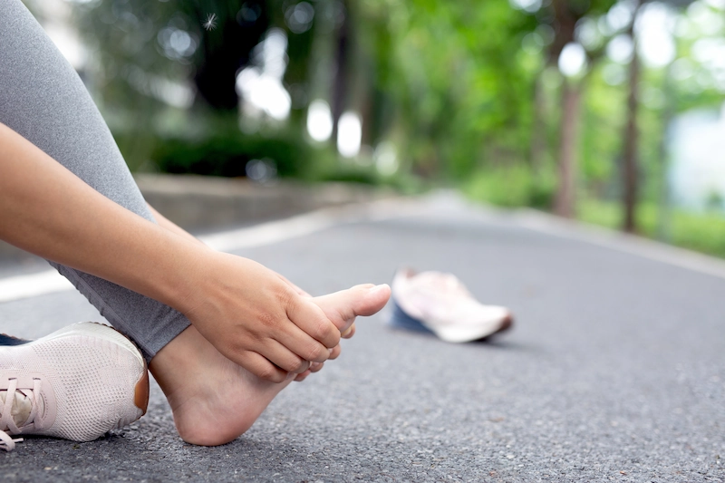 Telapak Kaki Sakit Saat Berjalan? Ini Penyebabnya