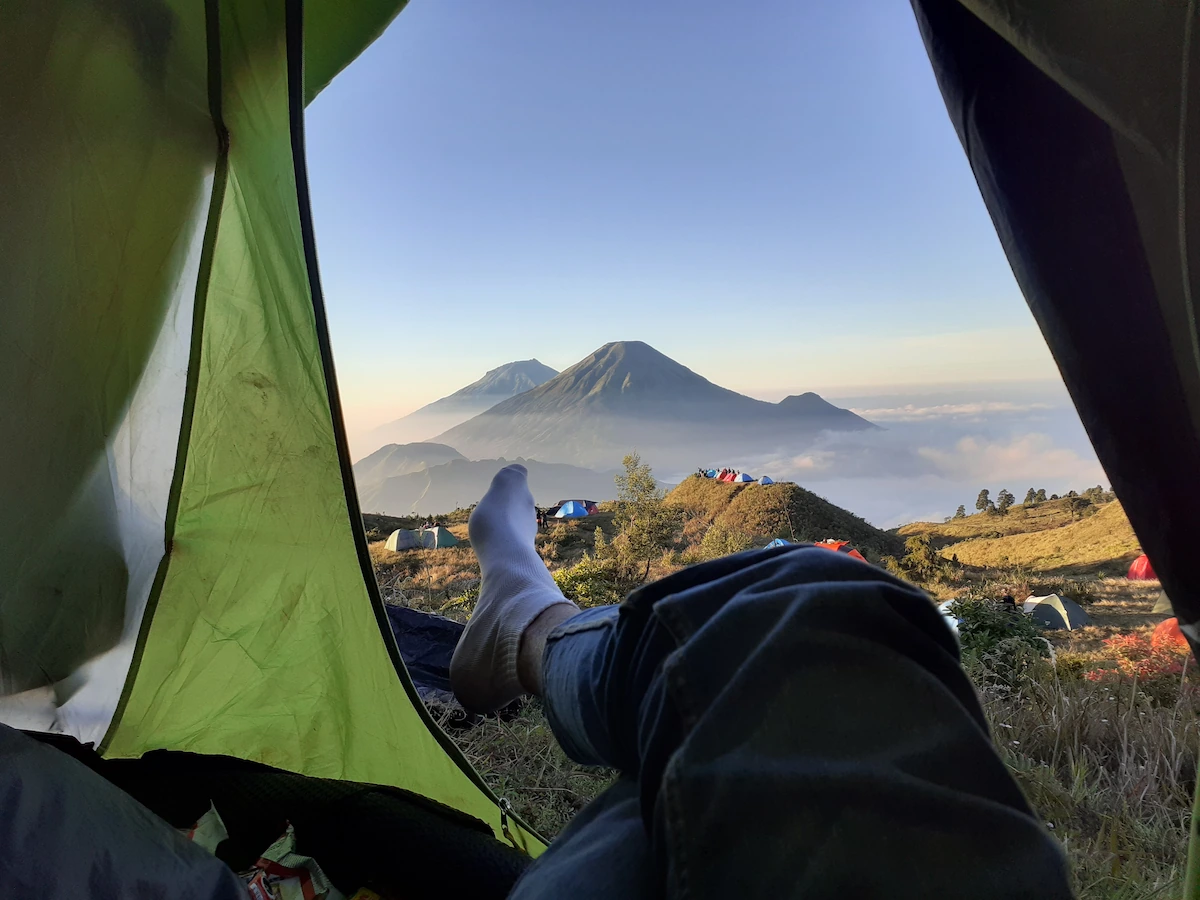 8 Tempat Camping di Bogor dengan View Gunung Terbaik
