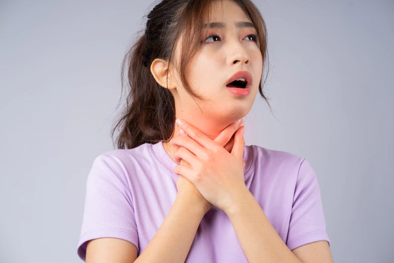 8 Penyebab Tenggorokan Sakit Saat Menelan & Solusinya