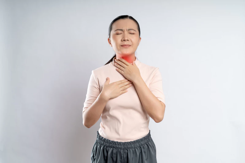 Tenggorokan Terasa Panas, Ini Penyebab dan Cara Ngademinnya!
